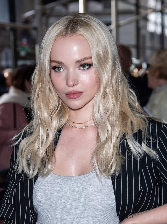 Dove Cameron mit platinblonden Haaren | © Getty Images | Gilbert Carrasquillo