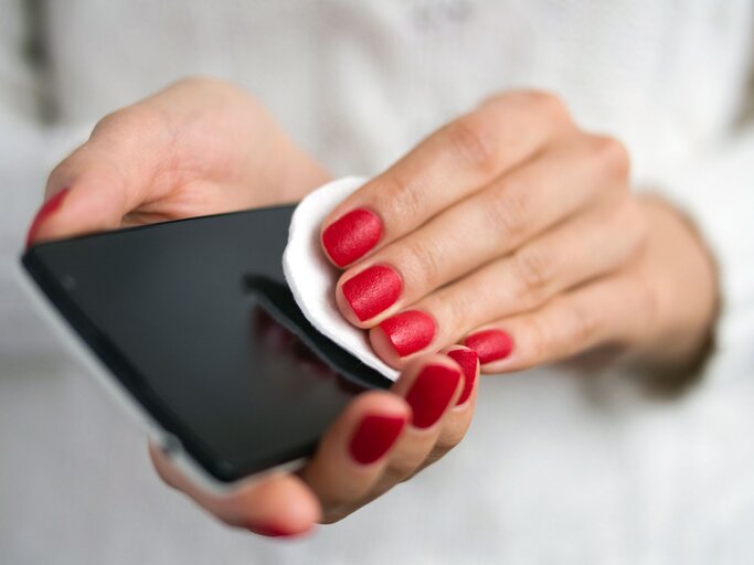 Smartphone säubern | © iStock | iprogressman