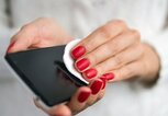 Smartphone säubern | © iStock | iprogressman