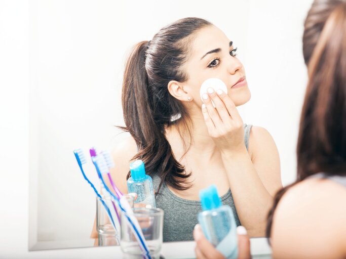 Frau schminkt sich ab  | © iStock | Antonio Diaz
