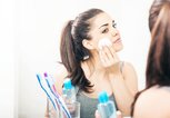 Frau schminkt sich ab  | © iStock | Antonio Diaz