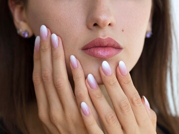 Frau mit Babyboomer Nails Design | © gettyimages.de / Sergii Petruk / EyeEm