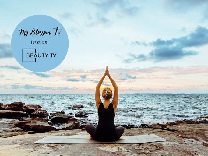 Frau macht Yoga auf einem Felsen vor dem Wasser | © gettyimages.de | Andrii Lutsyk/ Ascent Xmedia