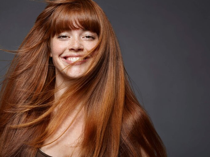 Frau mit langen, roten Haaren und Pony | © gettyimages.de | Ada Summer