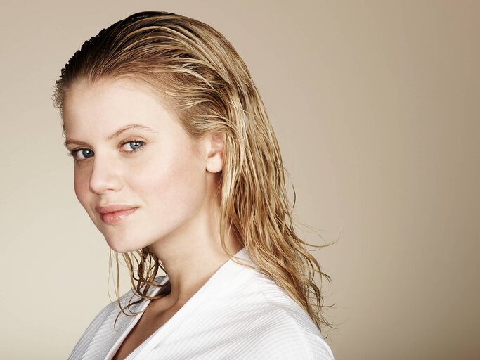 Frau mit blonden, nassen Haaren | © gettyimages.de | Flashpop