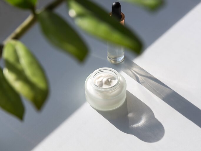 Beautyprodukte in der Sonne | © gettyimages.de | Yulia Naumenko