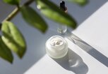 Beautyprodukte in der Sonne | © gettyimages.de | Yulia Naumenko