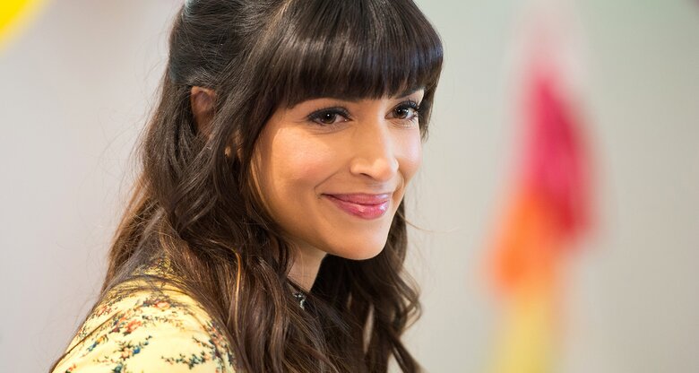 Schauspielerin Hannah Simone mit Ponyfrisur | © Getty Images/	Mike Pont