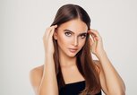 Frau mit schönen glatten Haaren | © gettyimages.de |  CoffeeAndMilk