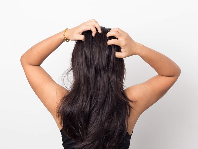 Frau massiert ihre Kopfhaut mit den Fingerspitzen | © gettyimages.de |  chokja