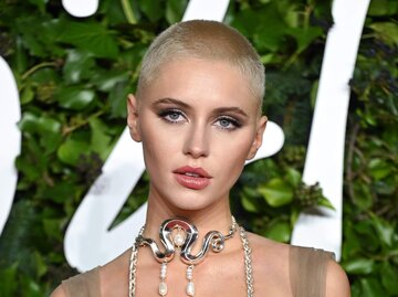 Iris Law bei den The Fashion Awards 2021 mit Buzz Cut | © Getty Images/Karwai Tang