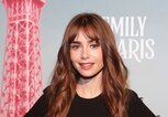 Lily Collins mit Curtain Bangs | © gettyimages.de | Tasos Katopodis 