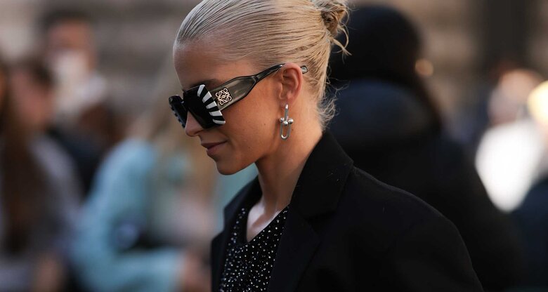 Caro Daur trägt auf der Paris Fashion Week ihre Haare zu einem Sleek Bun. | © Getty Images/Jeremy Moeller 