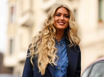 Emili Sindlev mit traumhaften Locken. | © Getty Images / Edward Berthelot