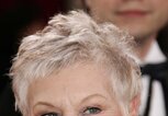 Judie Dench trägt Pixie Cut | © Getty Images/Vince Bucci 