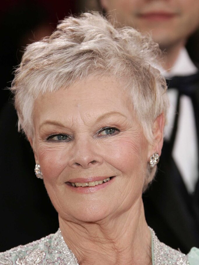 Judie Dench trägt Pixie Cut | © Getty Images/Vince Bucci 