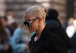 Caro Daur trägt auf der Paris Fashion Week die Haare im Sleek Look. | © Getty Images / Jeremy Moeller
