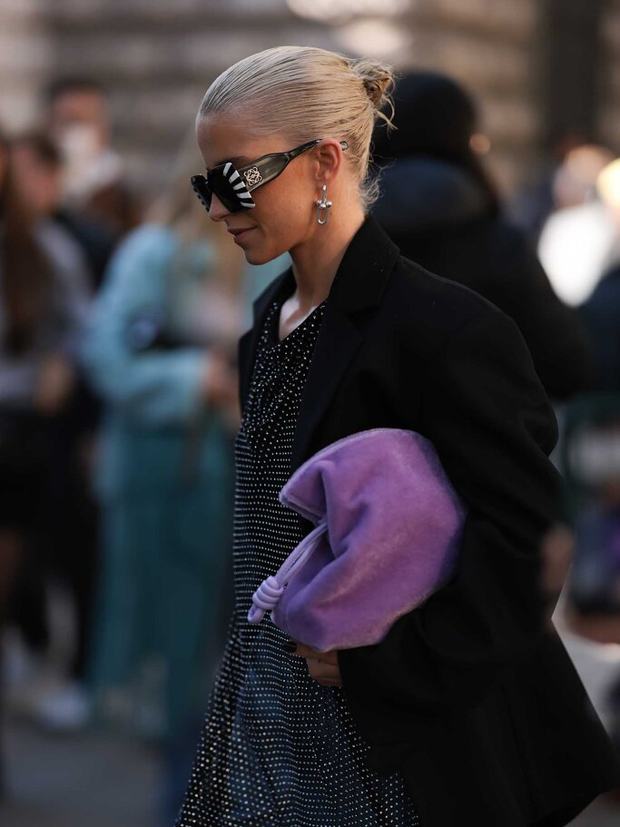 Caro Daur trägt auf der Paris Fashion Week die Haare im Sleek Look. | © Getty Images / Jeremy Moeller