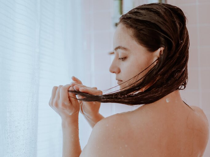 Frau wäscht sich die Haare | © gettyimages.de /  GabrielPevide