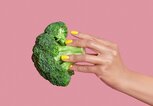 Eine Frau hält Brokkoli in der Hand | © gettyimages.de / Ksenja Njavka / 500px