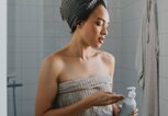Frau benutzt Shampoo im Bad | © gettyimages.de / FreshSplash