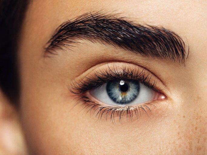 Close up von einer Frau mit natürlichen Wimpern und Augenbrauen | © gettyimages.de | CoffeeAndMilk