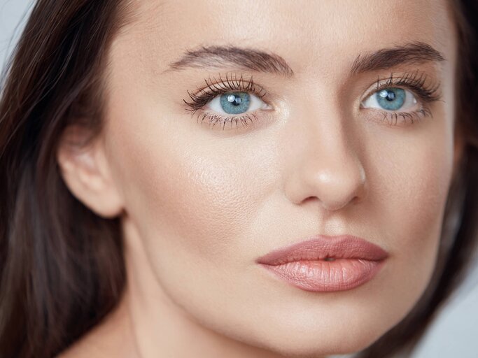 Frau mit blauen Augen und langen, geschwungenen Wimpern | © gettyimages.de | puhhha