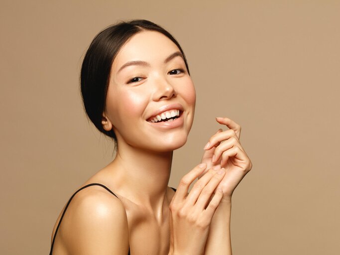 Junge asiatische Frau mit strahlend schöner Haut | © shutterstock / Beauty Agent Studio