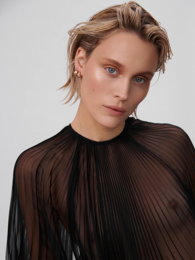 Model: Kate Hürter (Mirrrs Models) | Make-Up: Loni Baur (Ballsaal) mit Produkten von Chanel | Haare: George Tsiogkas (Ballsaal) | © Laura Palm | Agentur Marlene Ohlsson
