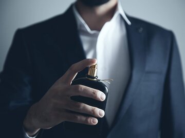Gut aussehender junger Mann mit Parfüm | © gettyimages.de | Aramyan