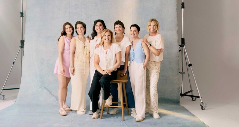 Sieben Frauen stehen lächelnd nebeneinander in einem Fotostudio. | © SHEIN / MOTF