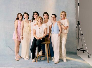 Sieben Frauen stehen lächelnd nebeneinander in einem Fotostudio. | © SHEIN / MOTF