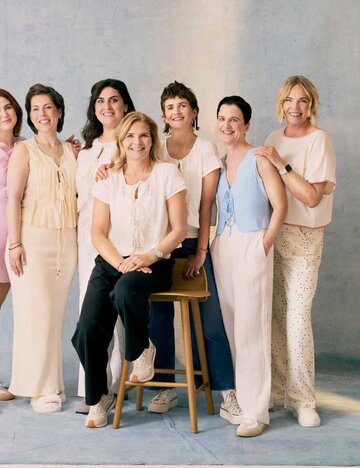 Sieben Frauen stehen lächelnd nebeneinander in einem Fotostudio. | © SHEIN / MOTF