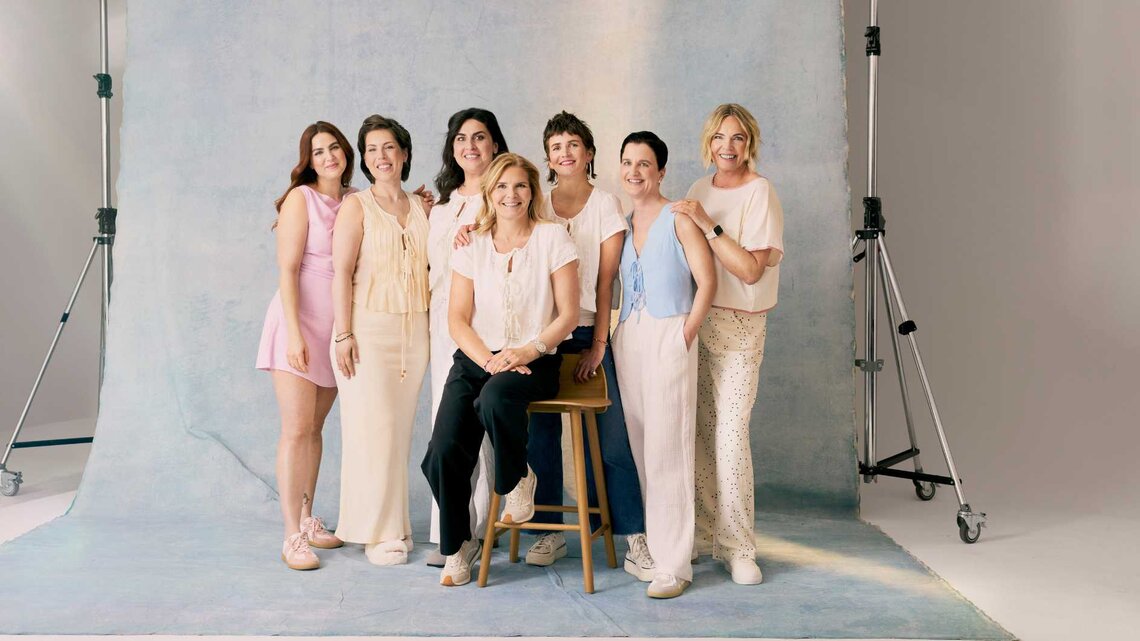 Sieben Frauen stehen lächelnd nebeneinander in einem Fotostudio. | © SHEIN / MOTF
