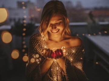 Frau mit Lichterkette | © GettyImages/AleksandarNakic