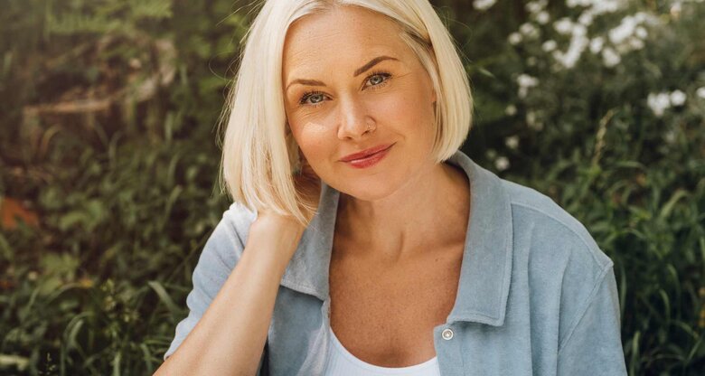 Frau in ihren 40ern draußen in der Natur mit einer Bob-Frisur | © Getty Images/knape