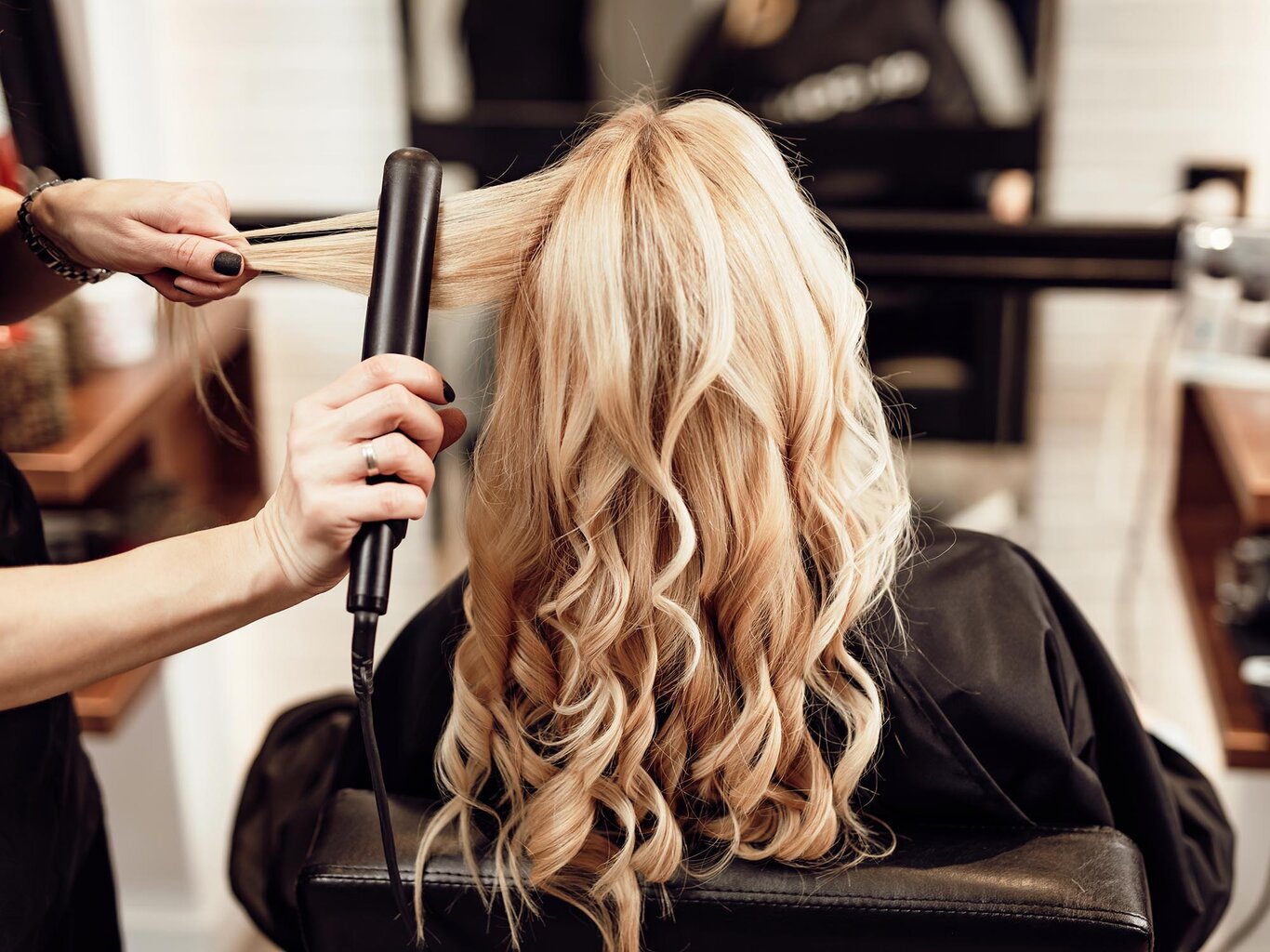 5 Tipps, wie du beim Friseur bares Geld sparen kannst!