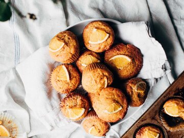 Ein Blech Muffins auf einem dekorierten Tisch | © unsplash/foodess