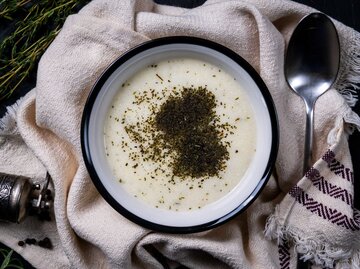 Ein Teller Joghurtsuppe | © Adobe Stock/Sinan