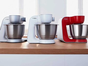 Drei Küchenmaschinen von Bosch stehen auf einem Küchentresen. | © Bosch