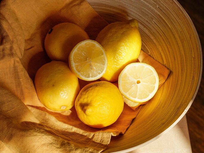 Zitronen in einem Korb | © Unsplash/Julia Peretiatko