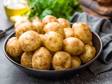 Kartoffeln in einer Schale | © Getty Images/Valeriu Dragomir/500px