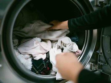 geöffnete Waschmaschine | © Getty Images/Ana Rocio Garcia Franco