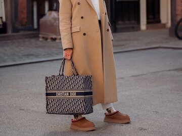 Frau in herbstlichem Look und angesagten Schuhen | © GettyImages/Raimonda Kulikauskiene / Kontributor