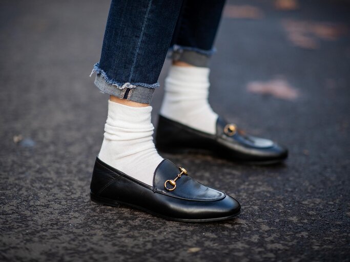 Streetstyle von Gucci Loafer mit weißen Socken und Jeans | © Getty Images/Christian Vierig