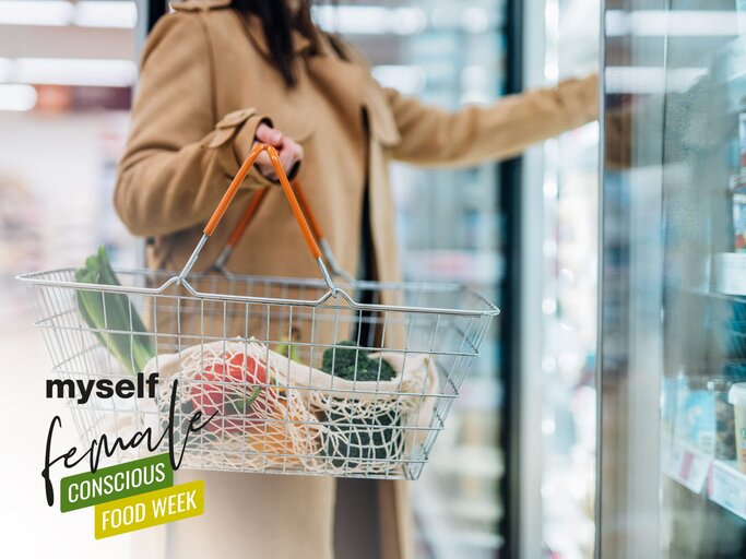 Frau kauft umweltfreundlich im Supermarkt ein | © Getty Images/ Oscar Wong