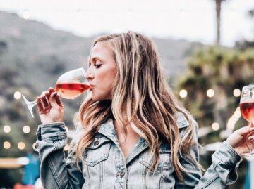 Frau mit Wein | © Unsplash |  Justin Aikin