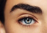 Auge einer Frau | © iStock | CoffeeAndMilk