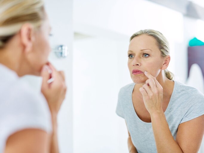 Frau mit eingerissenen Mundwinkeln | © iStock | PeopleImages