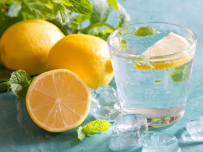 Erfrischendes Wasser mit Zitrone, Minze und Eis | © gettyimages.de | udra